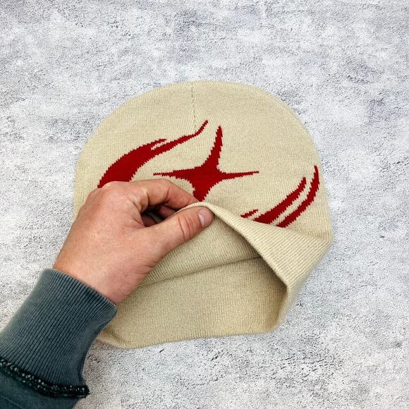 grunge gothic punk tan & red star beanie - Picture 4 of 6